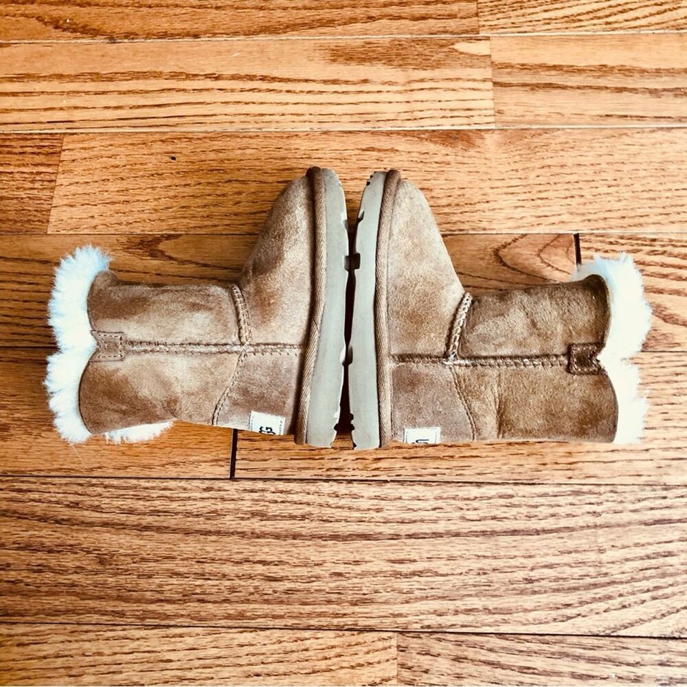 UGG Unisex-Child T Bailey Button II Tan Sheepskin Boots Wool Trim Girl’s Size 6 - Picture 10 of 12
